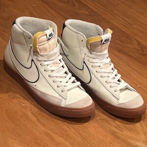 Nike Blazer Mid '77 Premium sneakers in the Sail, Midnight Navy, &Gum colorway